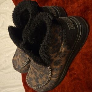 Leopard Print Fuzzy Slippers